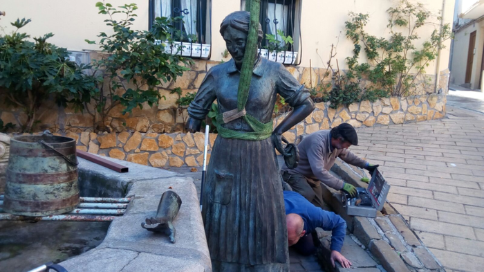 Sanjuaniturri alboko Maritxu estatua konpontzera eraman dute