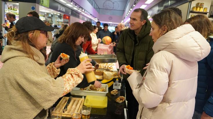 Merkatuak herritarren elkargune bizia dela erakutsi du