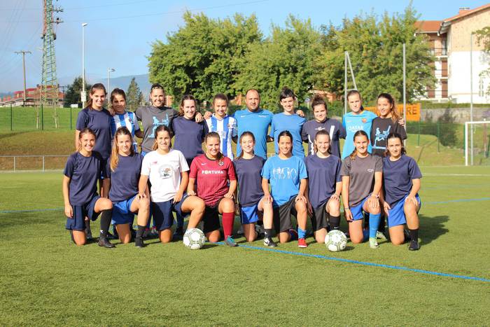 Lagun Onak Futbol Taldetik igaro diren emakumeen argazkien bila ari da kluba