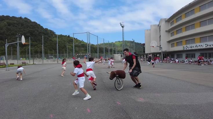 Giro onean ospatu dute Orioko haurrek San Fermin Txiki eguna