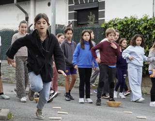 Umeen jolasekin agurtu dituzte San Martin auzoko festak