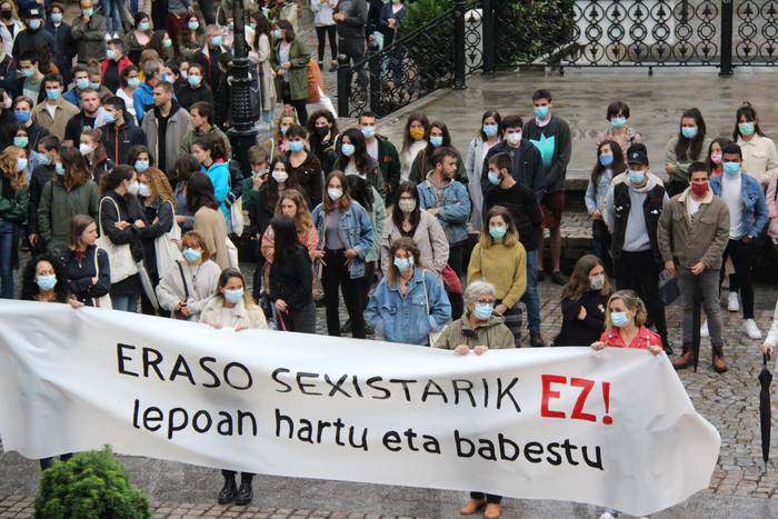 Irudiak eta bideoa: Zarauztarrek babes irmoa adierazi diote erasotuari
