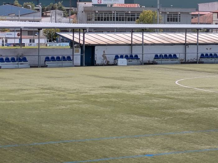 Garmendipeko goiko futbol zelaia ez da erabilgarri egongo egunotan, belar aldaketa tarteko