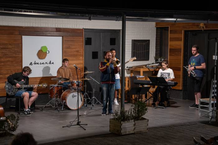 Azkoitiko Abaraxkan bat-bateko emanaldia eskaini dute Euskadiko Ikasleen Jazz Orkestrako kideek