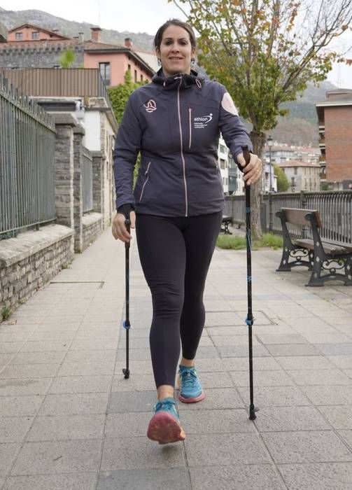 Maialen Alkorta: "Egun ez da arraroa jendea bastoiekin oinez ikustea"