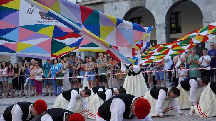 Euskal Herriko dantzez bete du plaza Sahatsak