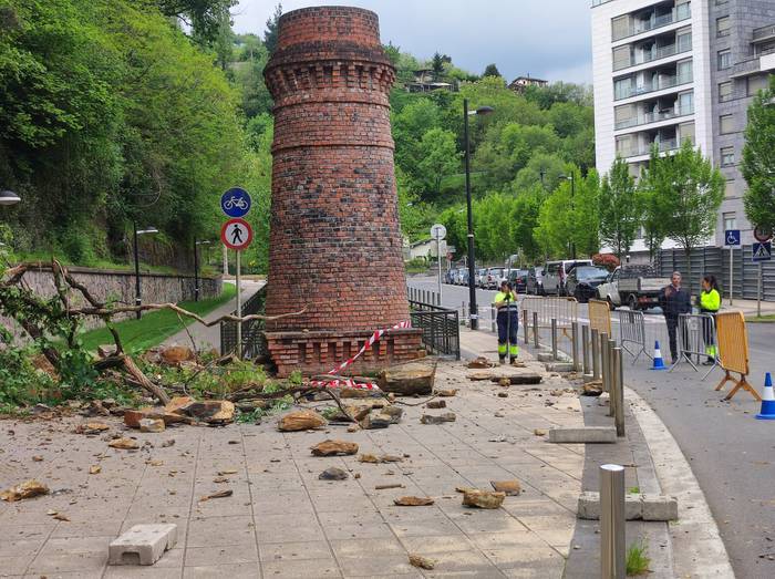 Lur jausia izan da Ibai Ondon dagoen tximiniaren parean, eta bidea itxi dute