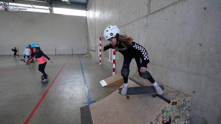 Skatean gozatua hartu dute gaztetxoek lehen trebaketa saioan