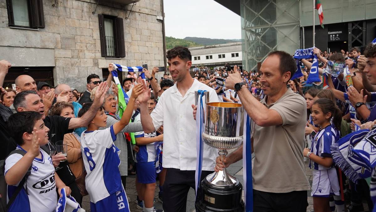 Azpeitiko plaza beteta egin diote harrera Marrerori eta Agirrezabalagari