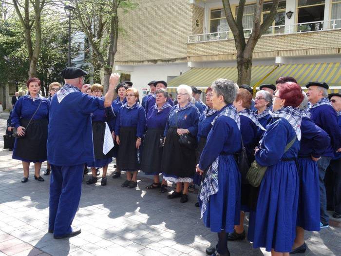Santa Agedako kalejira egingo du Beheko Plazak ostegunean