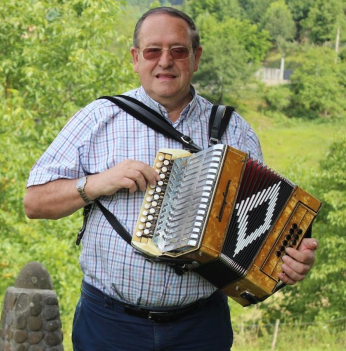 Arnas bakoitza trikitiari emana