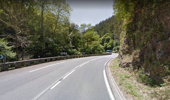 Lur jausia gertatu da Azkoitia eta Aizpurutxo artean, eta itxita dago errepidea