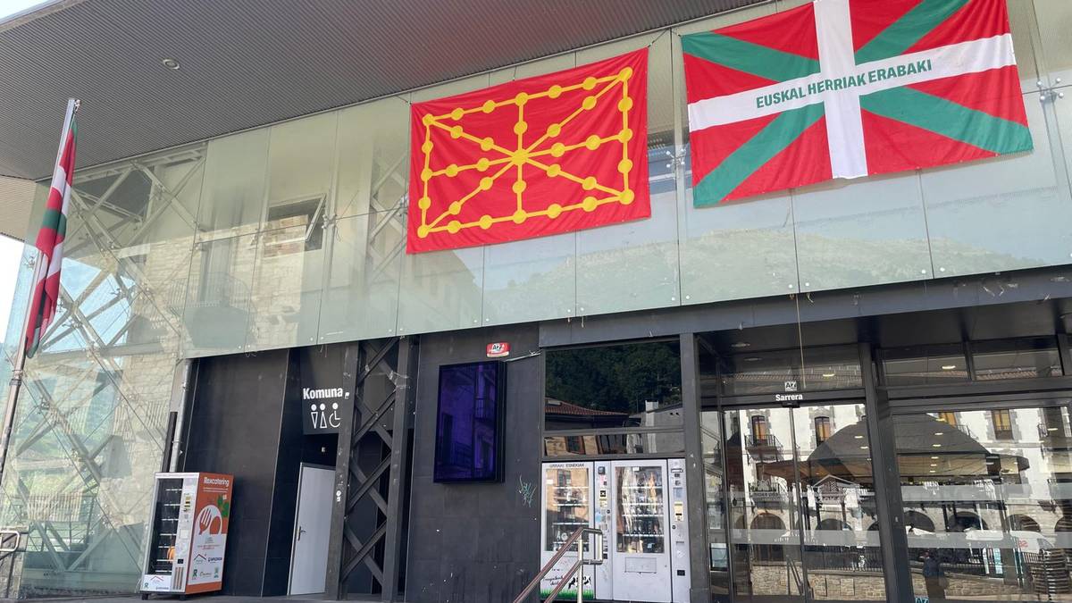 Festen atarian, euskal ikurrak plazara atera ditu Gure Eskuk
