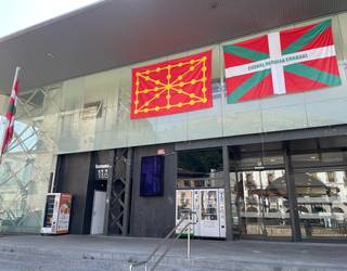 Festen atarian, euskal ikurrak plazara atera ditu Gure Eskuk