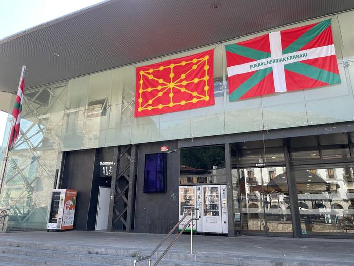 Festen atarian, euskal ikurrak plazara atera ditu Gure Eskuk