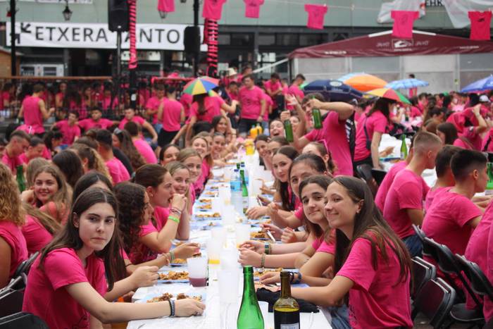 Hiru festa egun bete, eta laugarrena propina