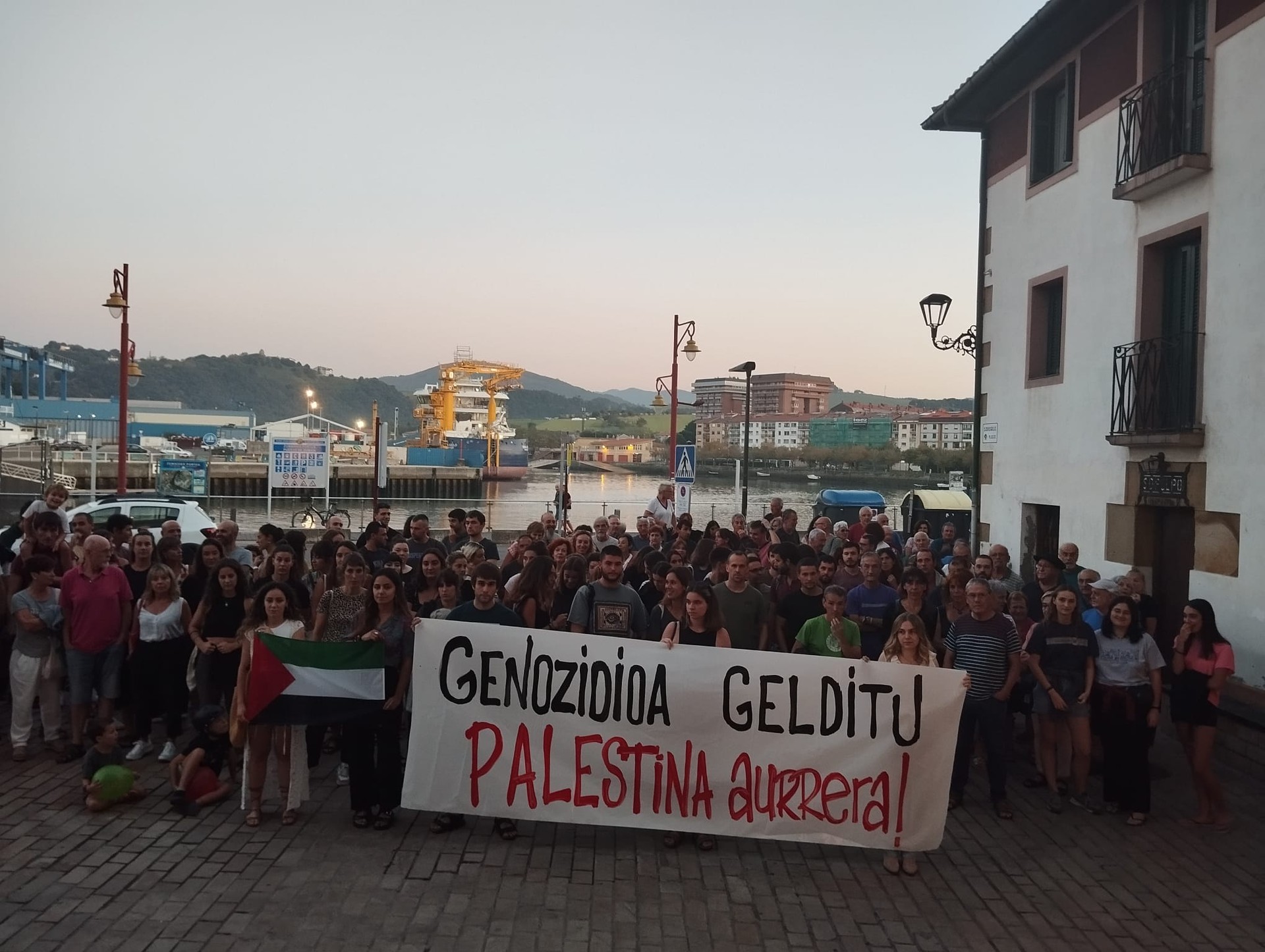 Palestinari elkartasuna adieraziz dozenaka lagun bildu da Zumaian