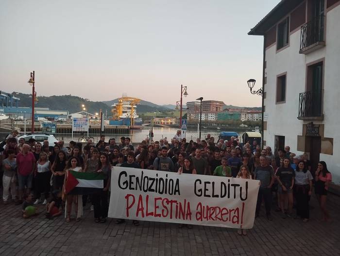 Palestinari elkartasuna adieraziz dozenaka lagun bildu da Zumaian