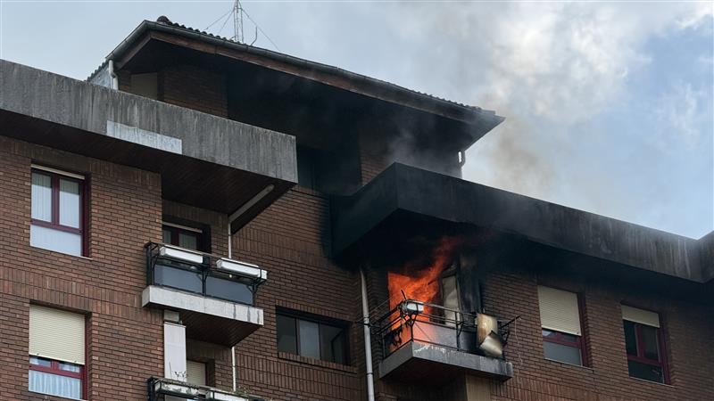 Etxe batek su hartu du Trino Uria kalean