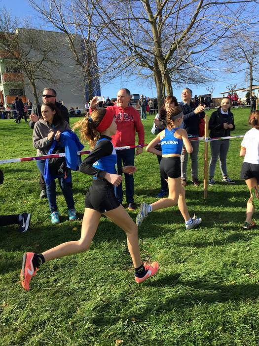 Herriko gazteak saltaka egitera animatu ditu Triatloi Taldeak