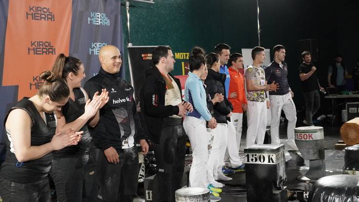 Aizkolarien eta harri-jasotzaileen jaialdiak hartu du Azkoitiko Gurea pilotalekua