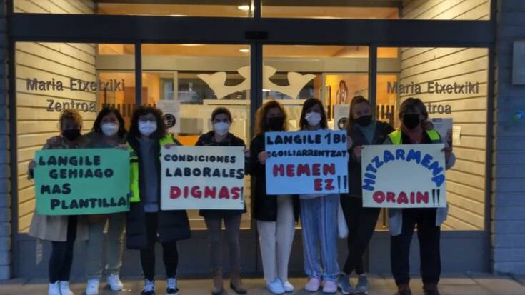 "Eguneko zentroan hamabost pertsona artatzeko bi langile gaude, eta egoera okerragoa da adinekoen egoitzetan"