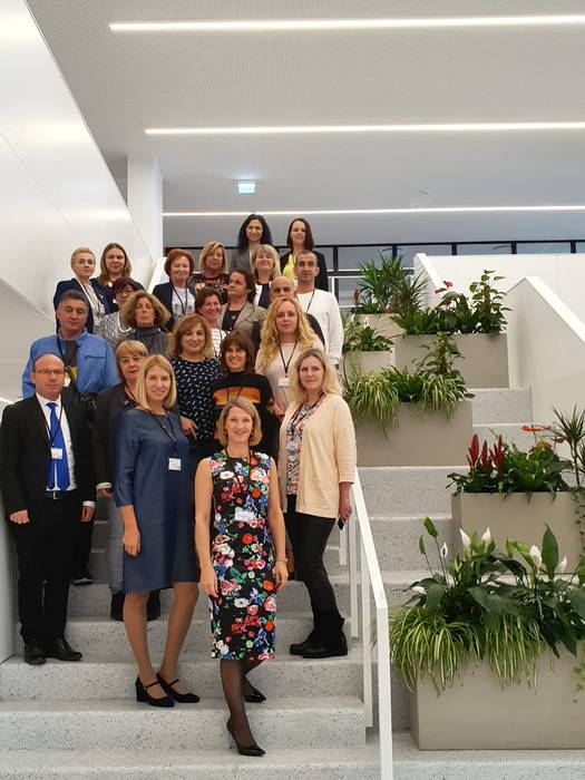 Letonian dira Orokieta Herri Eskolako ordezkariak proiektu berri bat ezagutzen