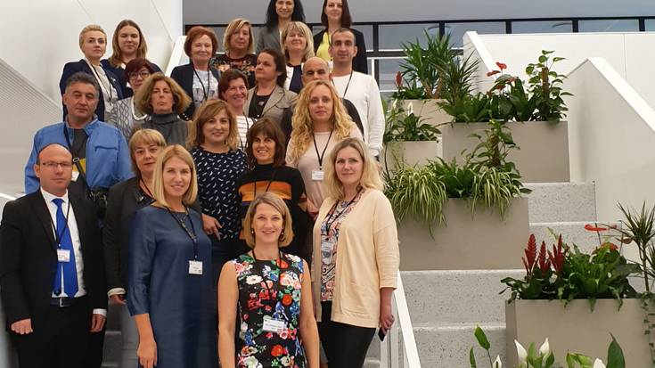 Letonian dira Orokieta Herri Eskolako ordezkariak proiektu berri bat ezagutzen