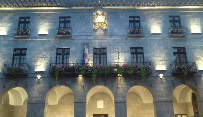 Azkoitiko udaletxearen etxeaurre nagusiko argiztapena estreinatuko dute gaur gauean