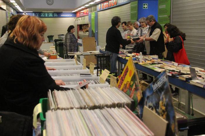 Elkartasun azoka Zarauzko Merkatu Plazan