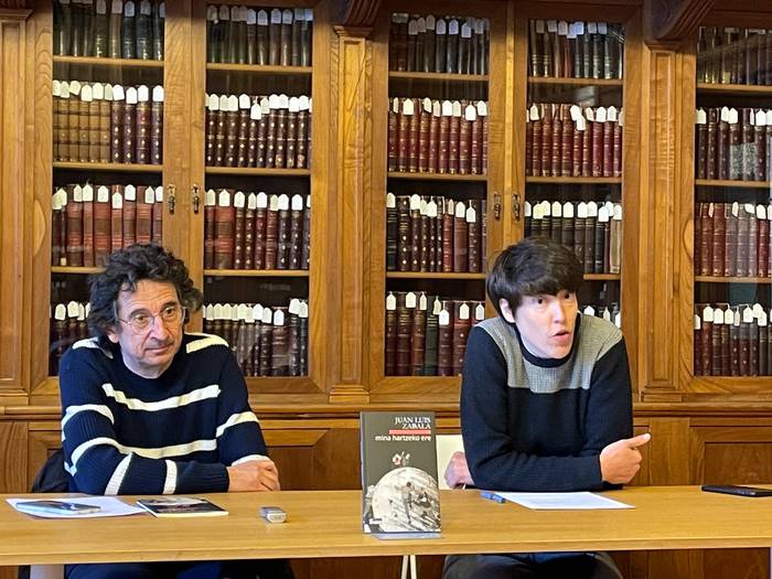 'Mina hartzeko ere' poema liburua plazaratu du Juan Luis Zabala idazleak