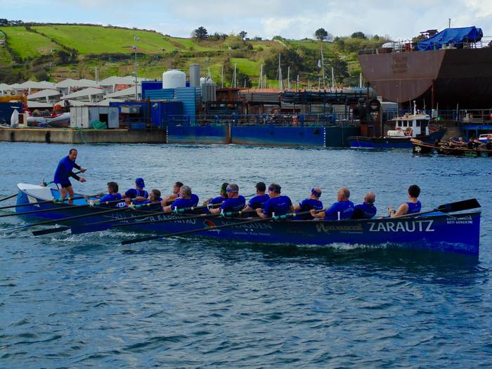 Zarauzko trainerua bosgarren Zumaiako beteranoen lagunarteko estropadan