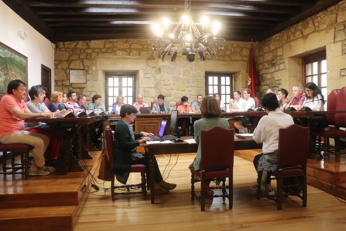 Zortzi liberazio oso izango ditu Zarauzko Udalak, aurreko agintaldian baino bi gehiago