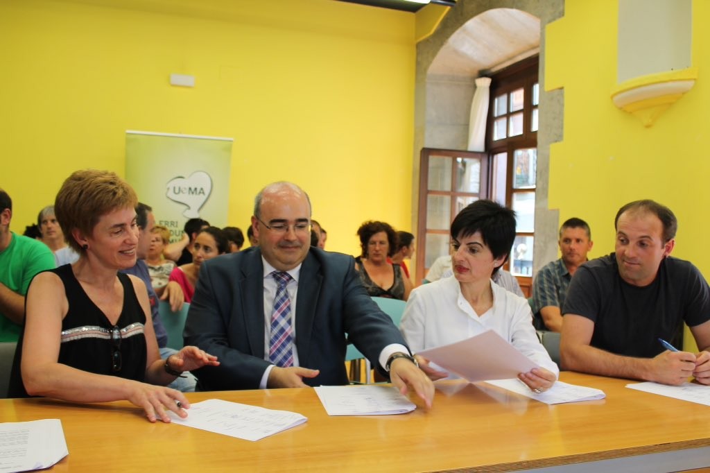 Finantza alorrean euskara sustatzeko hitzarmena sinatu dute Uemako udalerriek, Kutxabankek eta Laboral Kutxak 