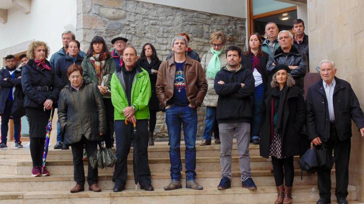 Hamar minutuko isilunea indarkeriaren eta terrorismoaren biktimak omentzeko