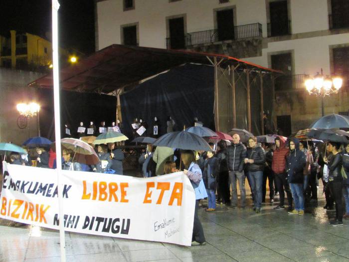 Elkarretaratzea egin dute Azkoitian, 'Emakumeak libre eta bizirik nahi ditugu' lelopean