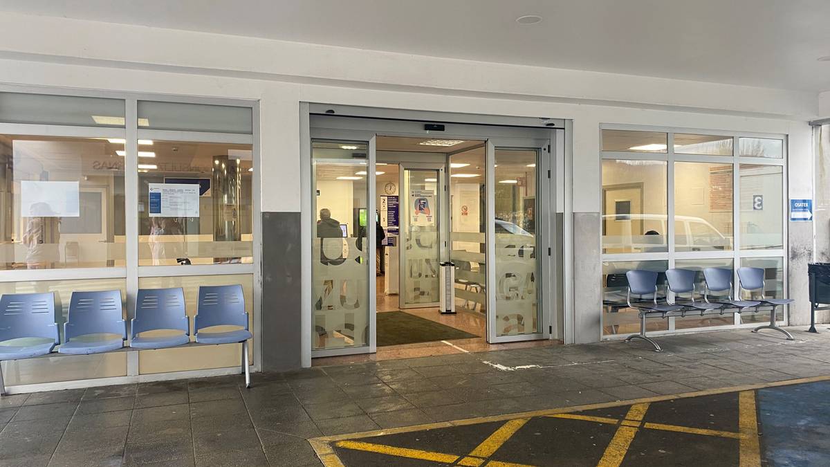 Zumarragako ospitaleko eraikin berriaren obrak direla eta, sarrera nagusia lekualdatu dute