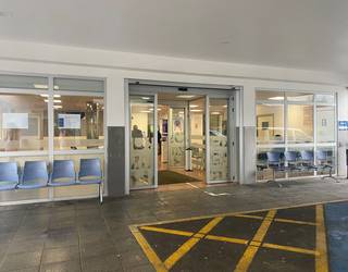 Zumarragako ospitaleko eraikin berriaren obrak direla eta, sarrera nagusia lekualdatu dute