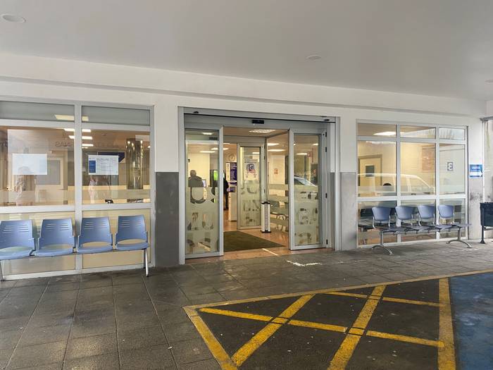 Zumarragako ospitaleko eraikin berriaren obrak direla eta, sarrera nagusia lekualdatu dute