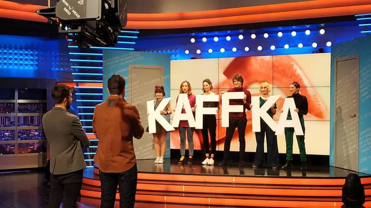 HARA! 'Käffka' antzezlaneko kideak 'Gure kasa' telebista saioan izan dira