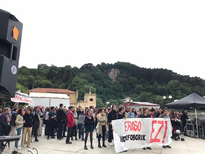 Dozenaka herritarrek gaitzetsi dute txosnaguneko eraso homofoboa