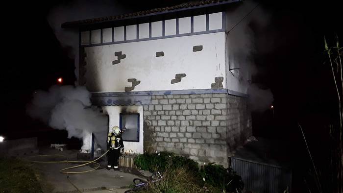 Sutea piztu da hustuta dagoen Urolako trenbideko eraikin batean