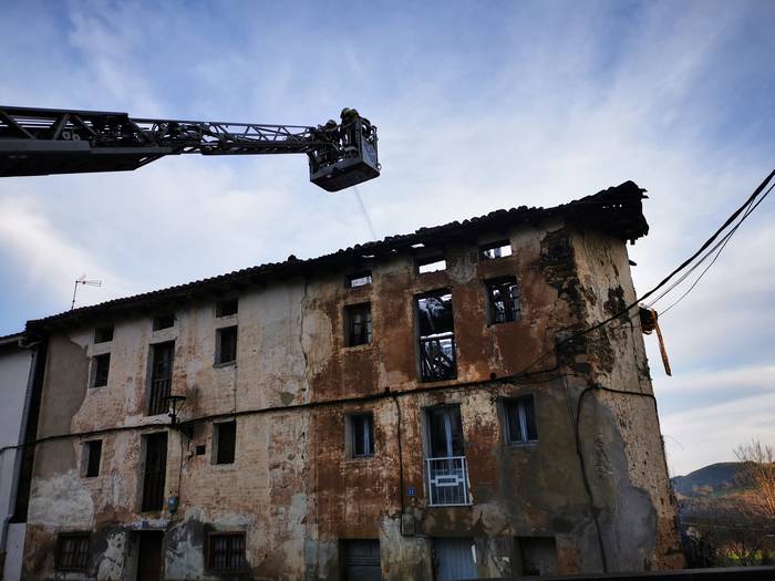 Itzaldu dute Arroagoian etxebizitza bat erre duen sua