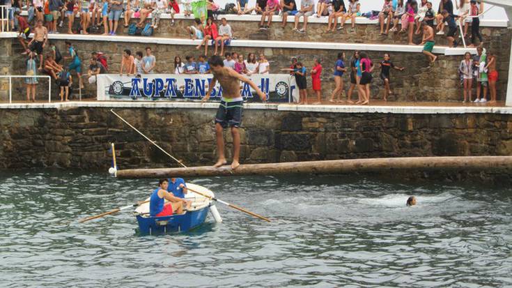 Bertan behera geratu da kukaña eta ur jolasen saioa, itsaso txarragatik