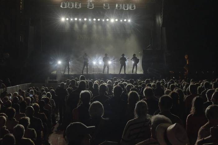 Izaro eta Puro Relajo taldeak eman diote jaiei amaiera