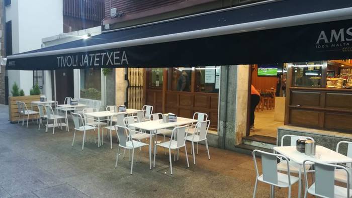 Zarauzko Tivoli taberna itxi dute, langile baten familian "koronabirus kasu positiboren bat" izan delako