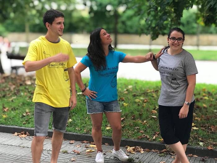 Azken Portuko jaietako kamisetak jarriko dituzte salgai gaurtik aurrera