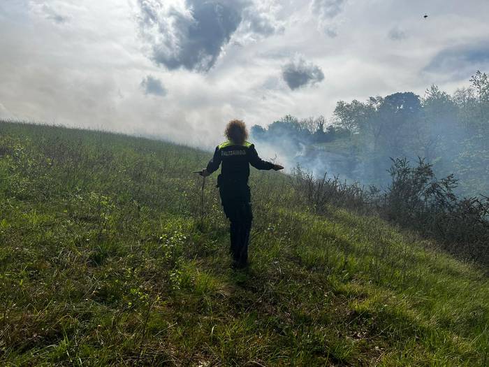 Baserri batean belarra erretzeak sortu du Zumaia osoan ikusi den ke laino handia