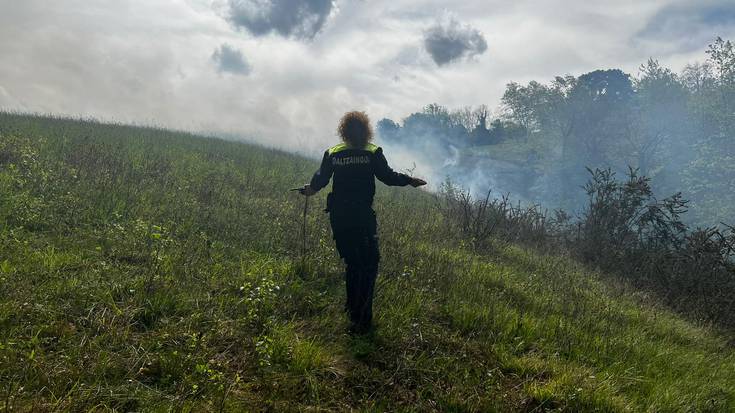 Baserri batean belarra erretzeak sortu du Zumaia osoan ikusi den ke laino handia