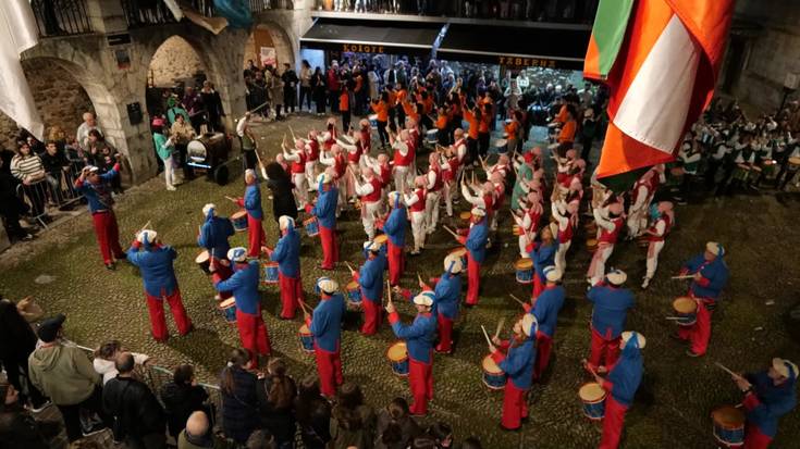 Helduen danborrada, Santa Kutz jaiei hasiera emateko